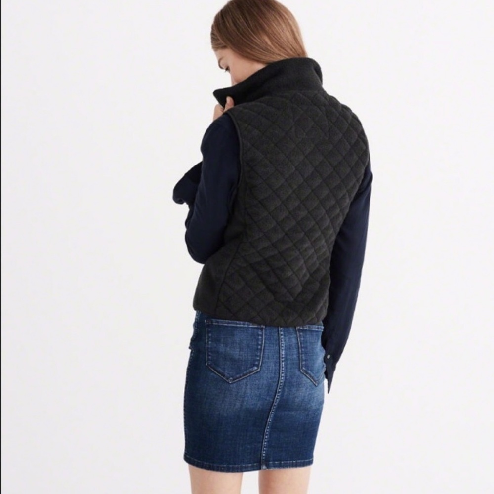 ABERCROMBIE & FITCH Quilted Vest - Picture 2 of 11